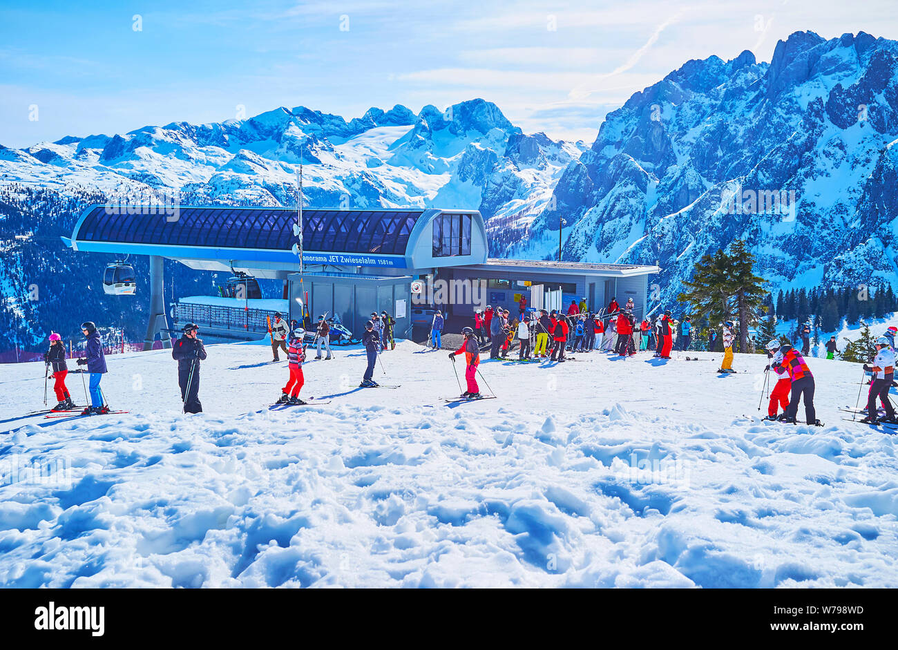 GOSAU, Österreich - Februar 26, 2019: Die zahlreichen Skifahrer und Boarder auf der Zwieselalm Berg, mit Blick auf den scharfen Spitzen der Alpen, Dachstein West auf Fe Stockfoto