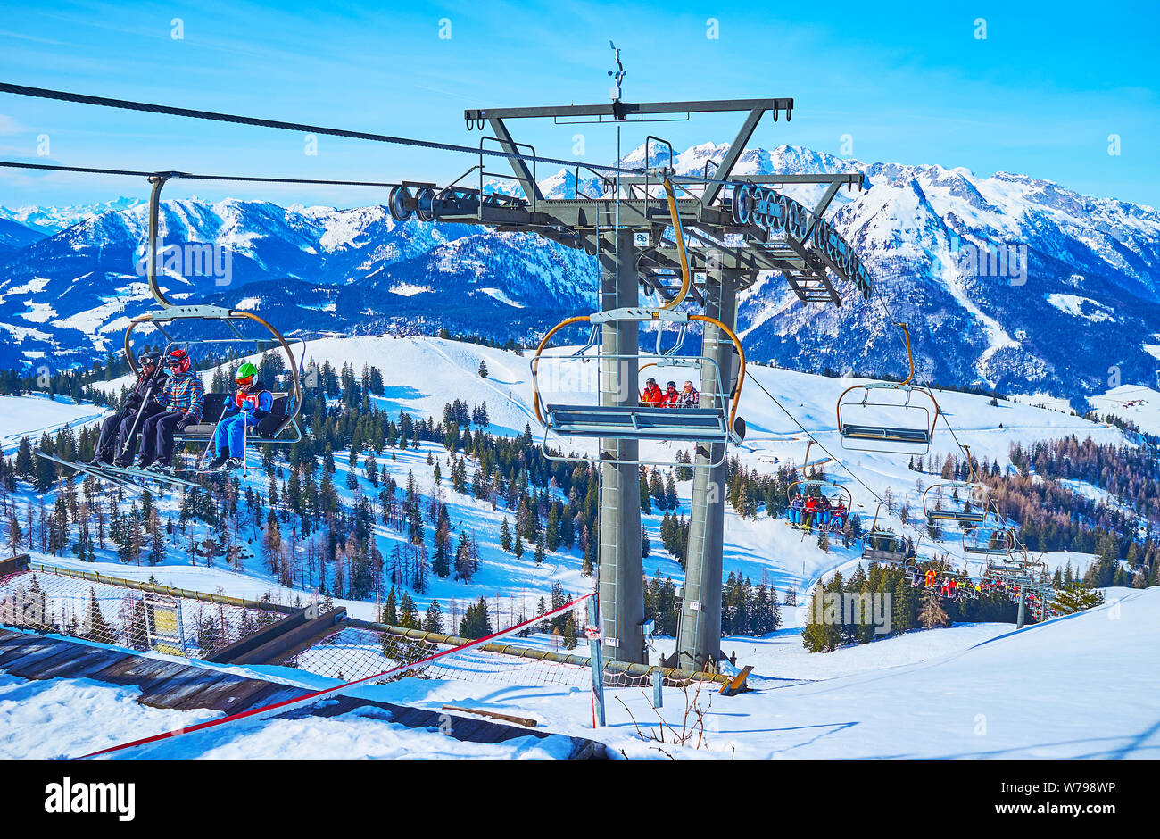 GOSAU, Österreich - 26. FEBRUAR 2019: Die Sesselbahn führt die Sportler auf der Zwieselalm Berg in Dachstein West Alpen, am 26. Februar in Gosau. Stockfoto