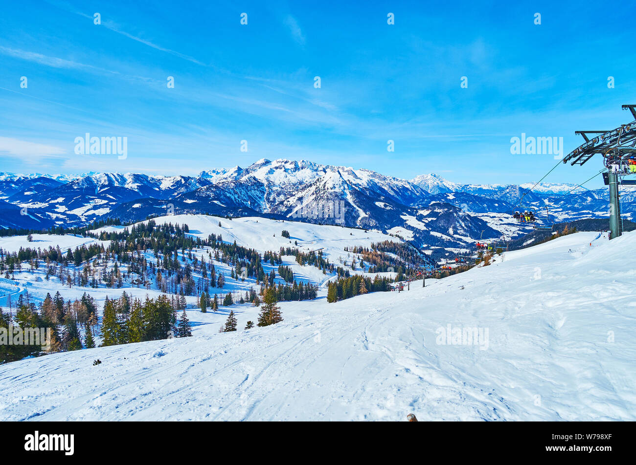 Die malerische Landschaft mit schönen Piste und Reiten Sessellift genießen, Zwieselalm Berg, Gosau, Österreich Stockfoto