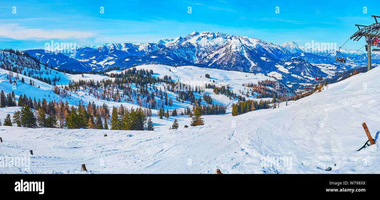 Panorama der Winterlandschaft von Dachstein West Alpen von oben Zwieselalm Berg, Gosau, Österreich Stockfoto