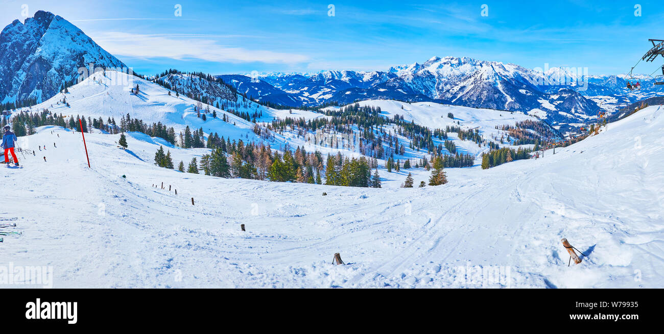 Spektakuläre Aussicht von Zwieselam Berg, in Dachstein West Alpen und Berühmten unter Skifahrer, Boarder und Schneeschuhwanderer, exlploring lokale Routen und Stockfoto
