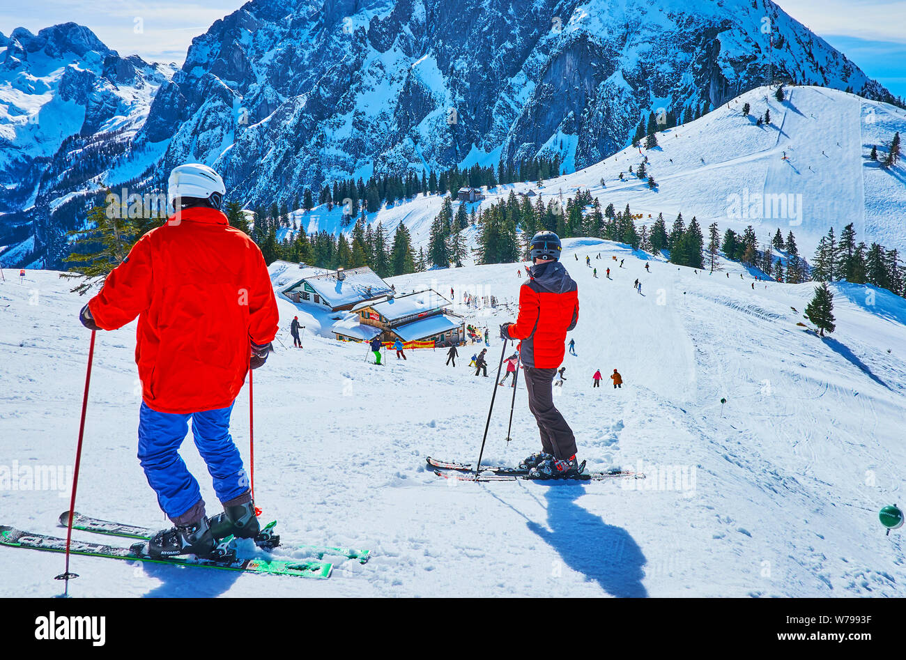 GOSAU, Österreich - 26. FEBRUAR 2019: Die Skifahrer bereiten Sie abwärts von zwieselalm Berg und die Aussicht genießen, am 26. Februar in Gosau Stockfoto