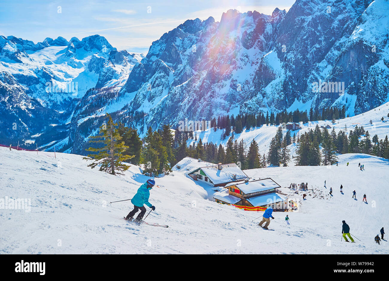Die Skifahrer, Downhill von der Zwieselalm Berge, durch felsige Dachstein West Alpen, Gosau, Österreich umgeben Stockfoto