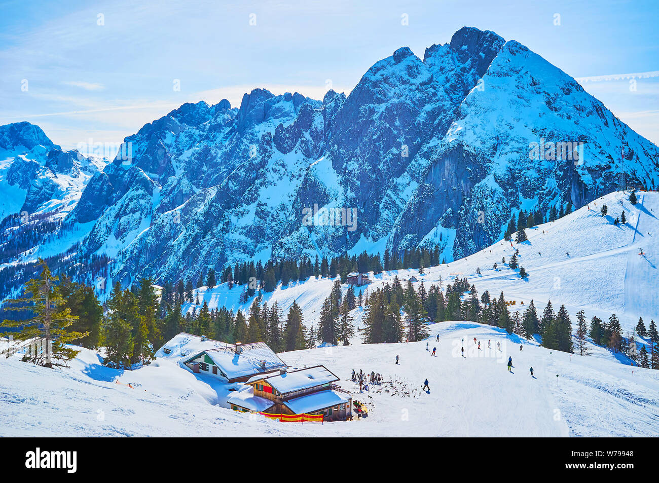 Amazing alpine Landschaft mit felsigen Gipfeln der Dachstein West massiv, mit Schnee und sanften Hängen der Zwieselalm Berg mit vielen Loipen, Gos Stockfoto