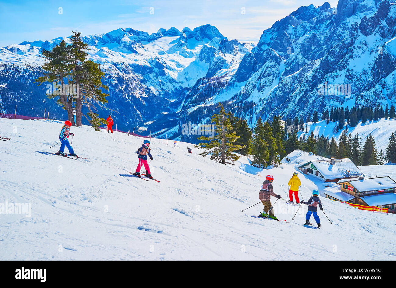 GOSAU, Österreich - Februar 26, 2019: Die Gruppe der jüngste Anfänger die Abfahrt vom Dachstein West Zwieselalm Berg der Alpen macht, auf F Stockfoto