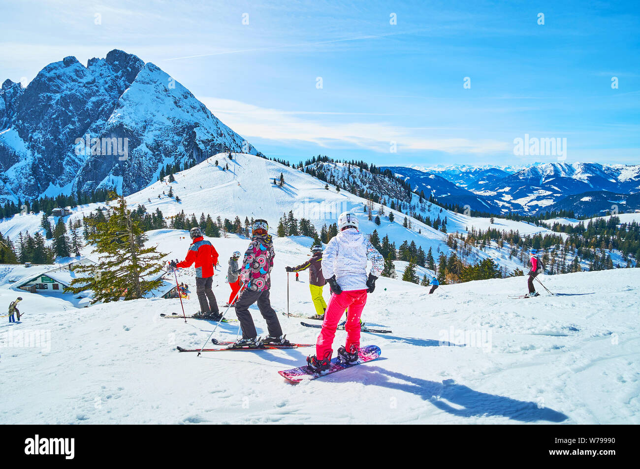GOSAU, Österreich - Februar 26, 2019: Der Skifahrer und Boarder machen eine Pause während der Abfahrt von der Oberseite der Zwieselalm Berg der Dachstein West, am Feb Stockfoto