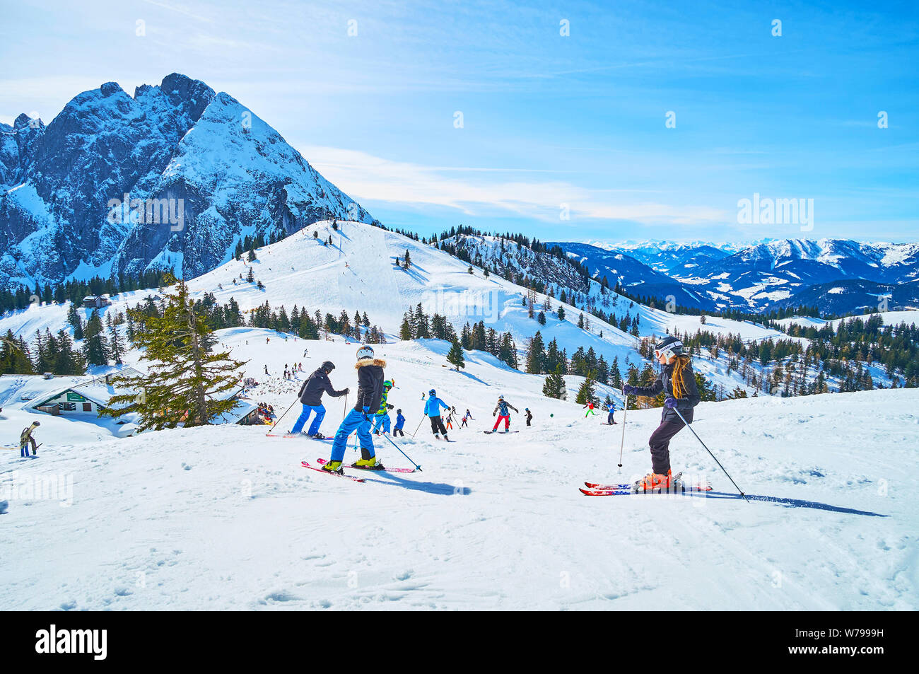GOSAU, Österreich - 26. FEBRUAR 2019: Die Hänge des Mount in Dachstein West Zwieselalm Alpen populär sind unter den Skifahrer und Boarder, Salzkamm Stockfoto