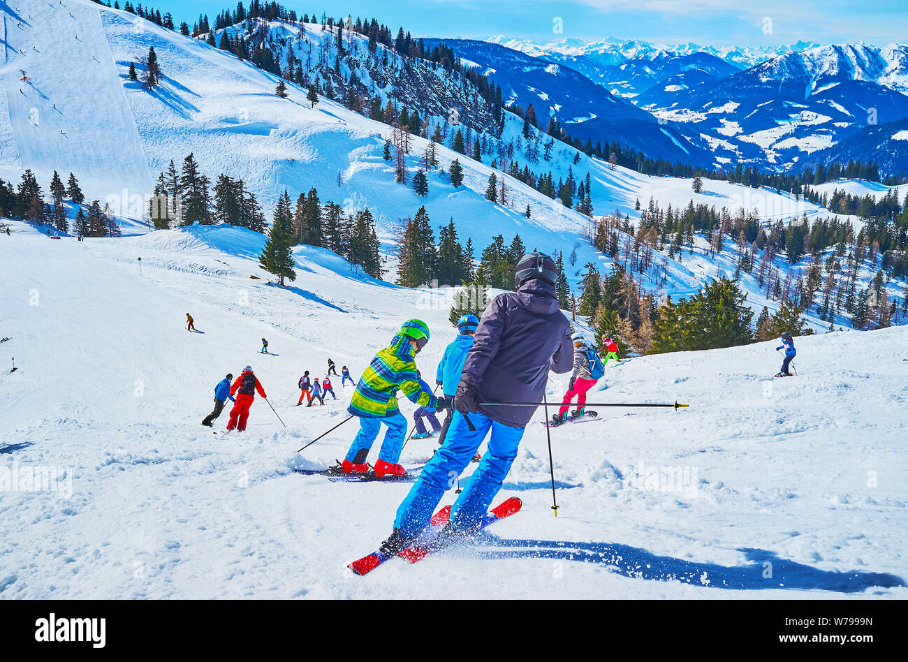 Die Gruppe der Anfänger bekommt neue Erfahrungen auf den sanften Schnee laufen auf Zwieselalm Berg, Gosau, Österreich Stockfoto