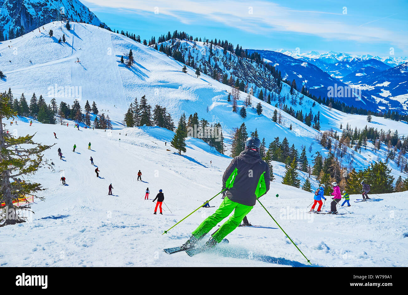 GOSAU, Österreich - 26. FEBRUAR 2019: Zwieselalm mount in Dachstein West Alpen ist beliebtes Skigebiet der Salzkammergut mit attraktiven Pisten und Fanta Stockfoto