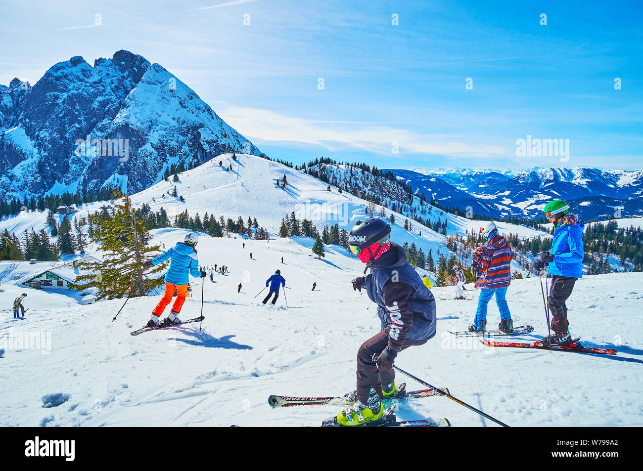 GOSAU, Österreich - 26. FEBRUAR 2019: Die Skifahrer Fahrt entlang der Neigung der Zwieselalm mount in Dachstein West Alpen im Salzkammergut, am 26. Februar in Go Stockfoto