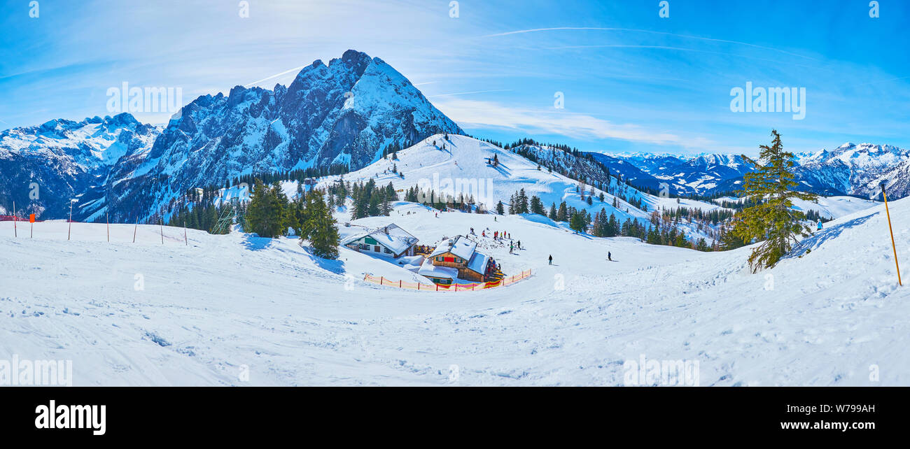 Panorama der verschneite Piste der Zwieselalm Berge, durch felsige Gipfel der Alpen, Dachstein West Gosau, Salzkammergut, Österreich umgeben Stockfoto