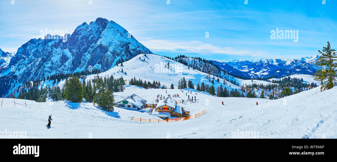 Der Winter ist perfekt Saison Salzkammergut zu besuchen und die sportliche Aktivität in Alpen, Dachstein West Zwieselalm Berg, Gosau, Österreich genießen Stockfoto