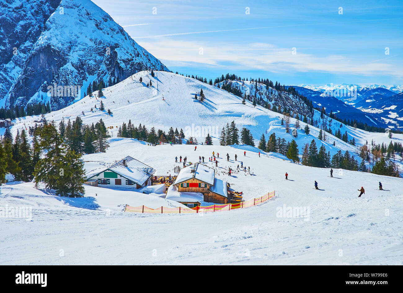 Zwieselalm Berg ist schöner Ort für Ski und Snowboard, seine sanfte und steile Hänge mit zahlreichen Pisten und Seilbahnen, Gosau, Salz bedeckt sind Stockfoto