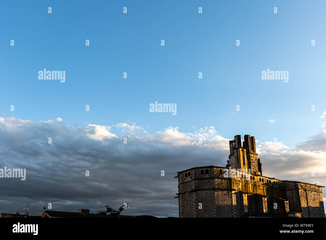 Kirche Fassade beleuchtet nach Sonnenuntergang Licht auf ein blauer Himmel Stockfoto