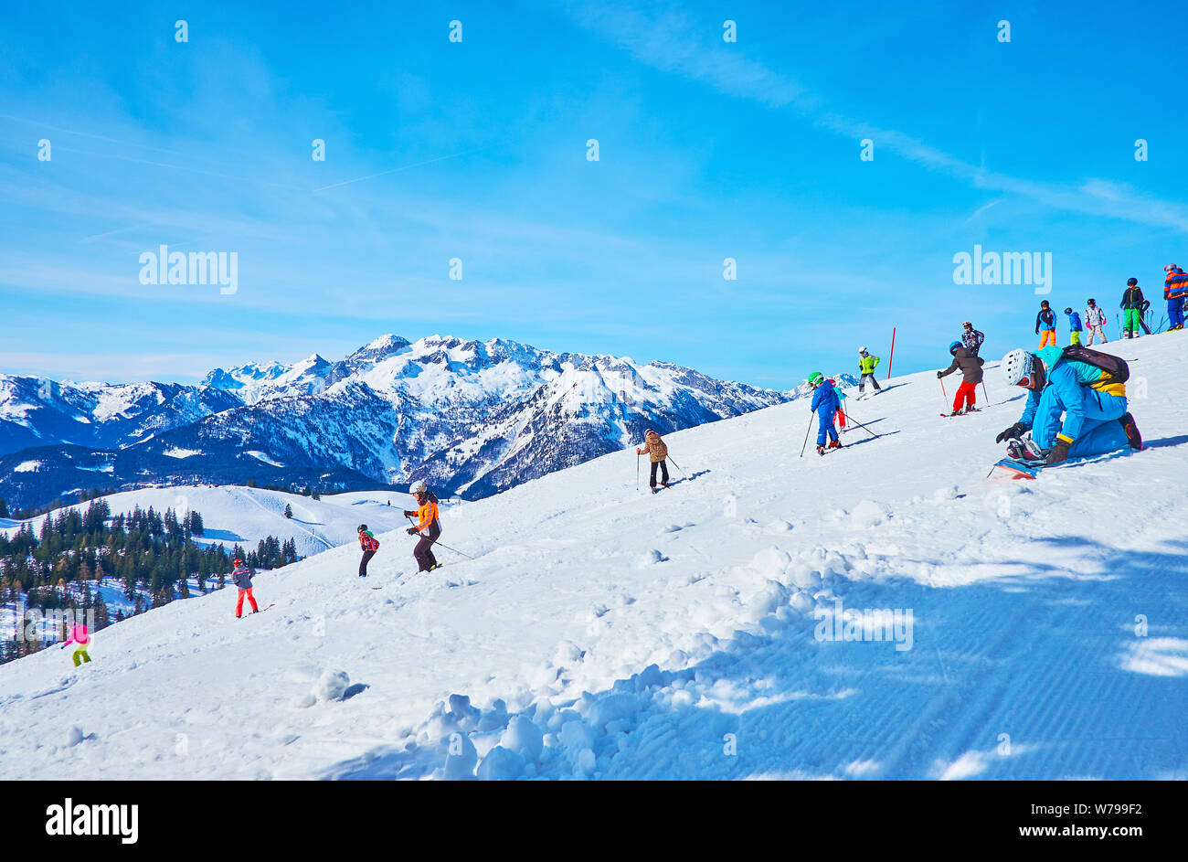 GOSAU, Österreich - 26. FEBRUAR 2019: Die Skifahrer und Snowboarder genießen Sie Ihre Zeit auf verschneiten Hängen des Mount in Dachstein West Zwieselalm Alpen, auf Februar Stockfoto