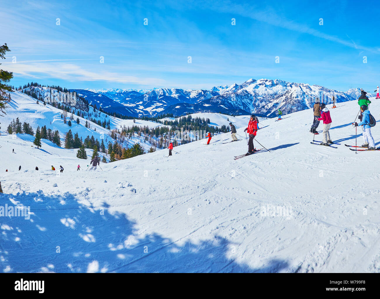GOSAU, Österreich - 26. FEBRUAR 2019: Die Sportler auf der Skipiste auf sanften Hang des Mount in Dachstein West Zwieselalm Alpen, am 26. Februar in Gosau. Stockfoto