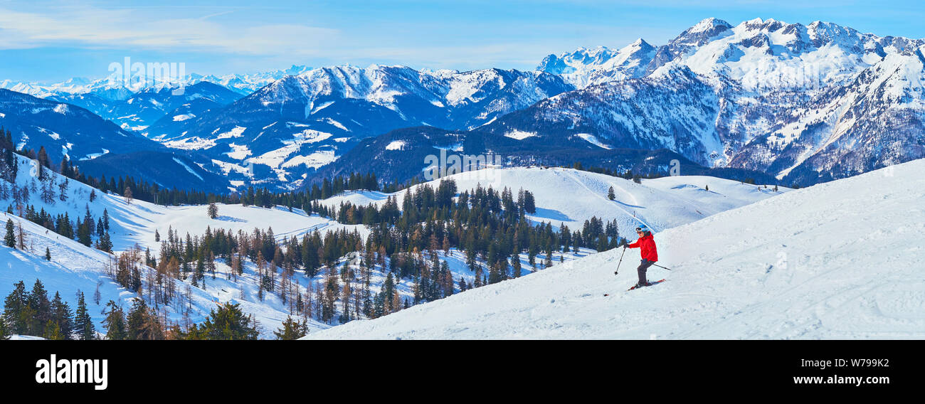 GOSAU, Österreich - 26. FEBRUAR 2019: Panorama der schneebedeckten Hang mit einsamen weiblichen Skifahrer, Downhill von zwieselalm Berg in Dachstein West ein Stockfoto