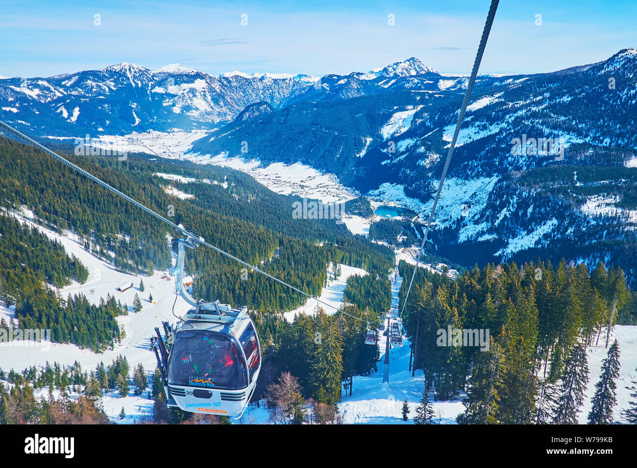 GOSAU, Österreich - Februar 26, 2019: Panorama Jet Zwieselalm Seilbahn ist schön zu fahren und die Landschaft von Dachstein West Alpen genießen, im Februar Stockfoto
