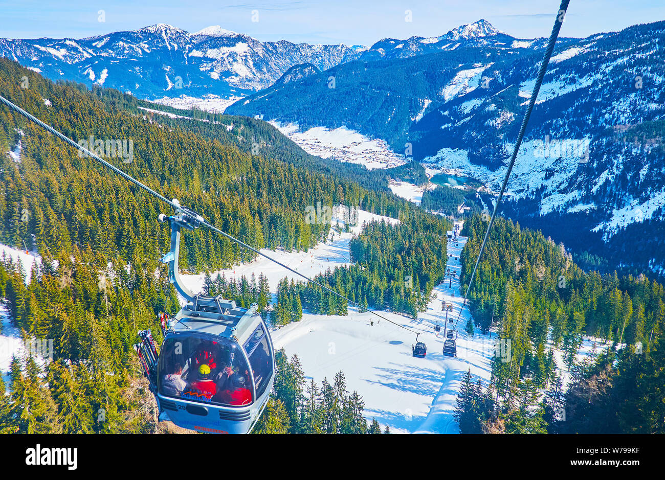 GOSAU, Österreich - 26. FEBRUAR 2019: Fantastische Reise auf Panorama Jet Zwieselalm Seilbahn, Reiten über den steilen Hang, mit üppigen fore Fichte abgedeckt Stockfoto