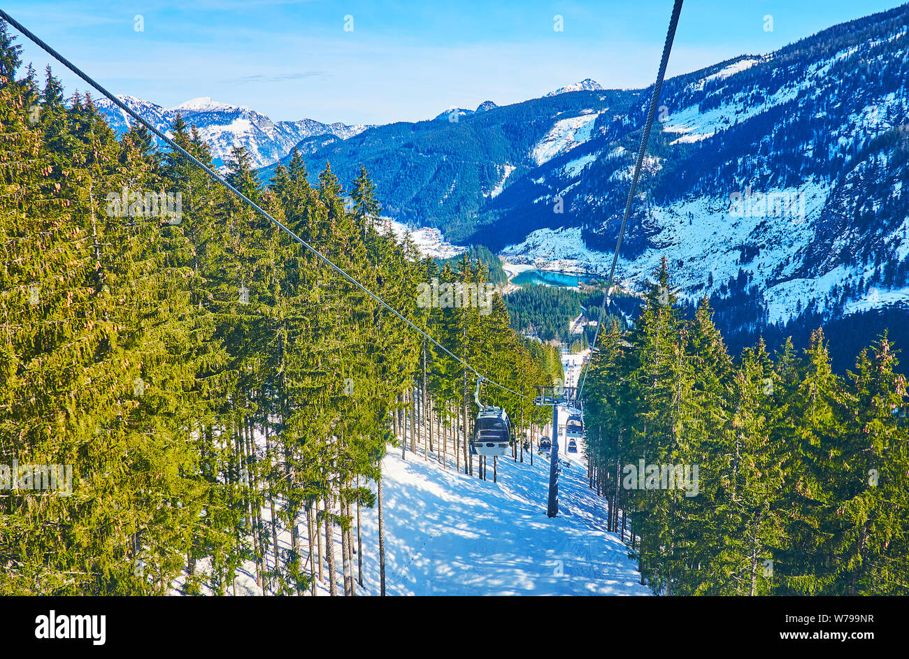 Die modernen, mit Fahrten durch den üppigen Nadelwald, wächst an den Hängen des Berges, Zwieselalm Gosau, Salzkammergut, Österreich Stockfoto