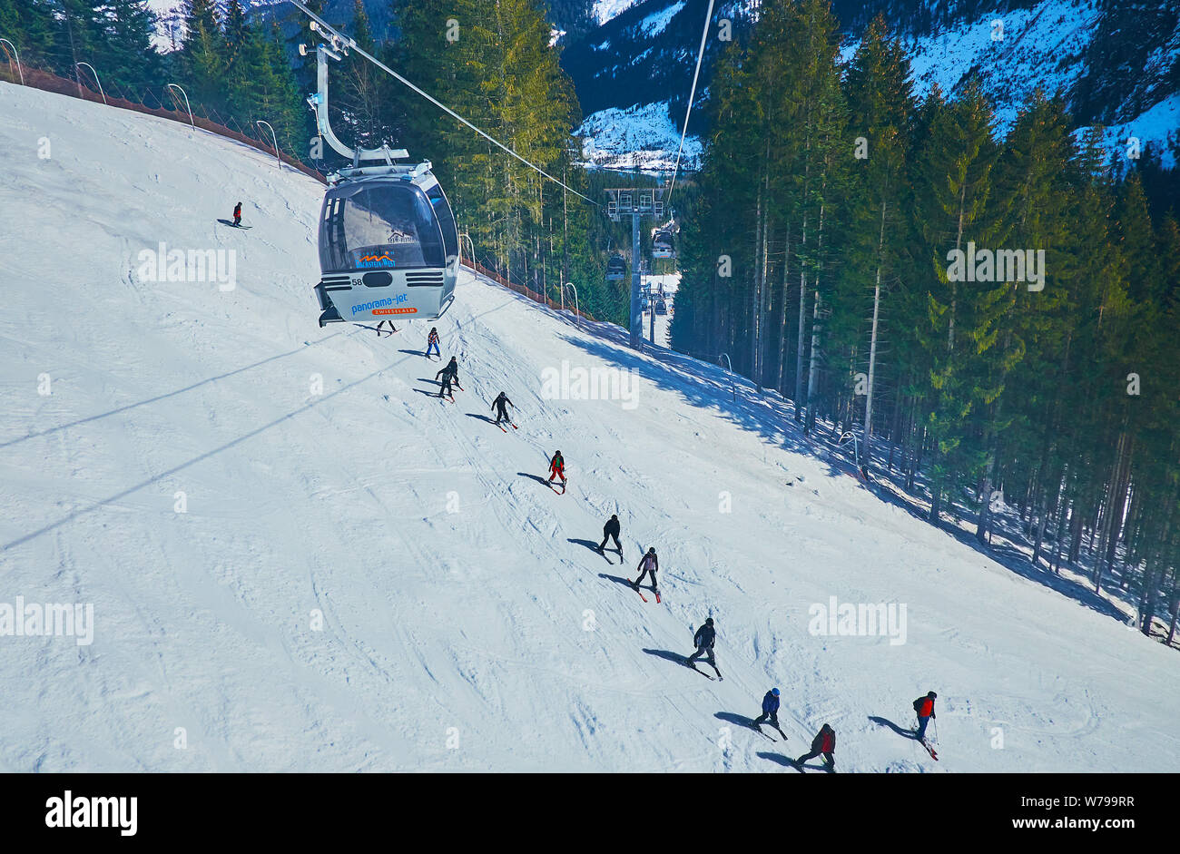 GOSAU, Österreich - Februar 26, 2019: Panorama Jet Zwieselalm Seilbahnfahrten über die Skipiste, voller Sportler, am 26. Februar in Gosau Stockfoto