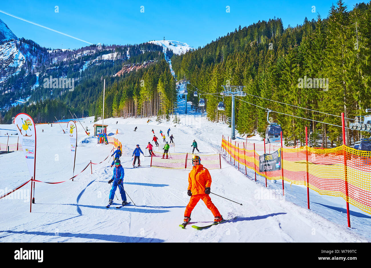 GOSAU, Österreich - Februar 26, 2019: Die Gruppe der Skifahrer beendet Downhill von zwieselalm Berg, am 26. Februar in Gosau Stockfoto
