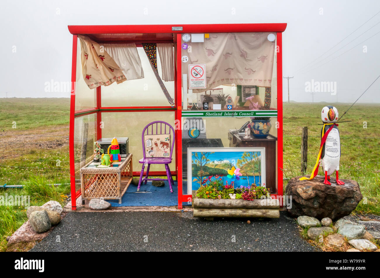 Die berühmten Unst Bushaltestelle auf der Insel Unst, Shetland. Regelmäßig, die 2019 Thema "Fake Gnus' eingerichtet. Stockfoto