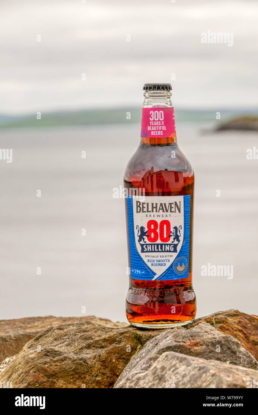 Eine Flasche Belhaven 80 Shilling Bier in die schottische Landschaft fotografiert. Details in der Beschreibung. Stockfoto