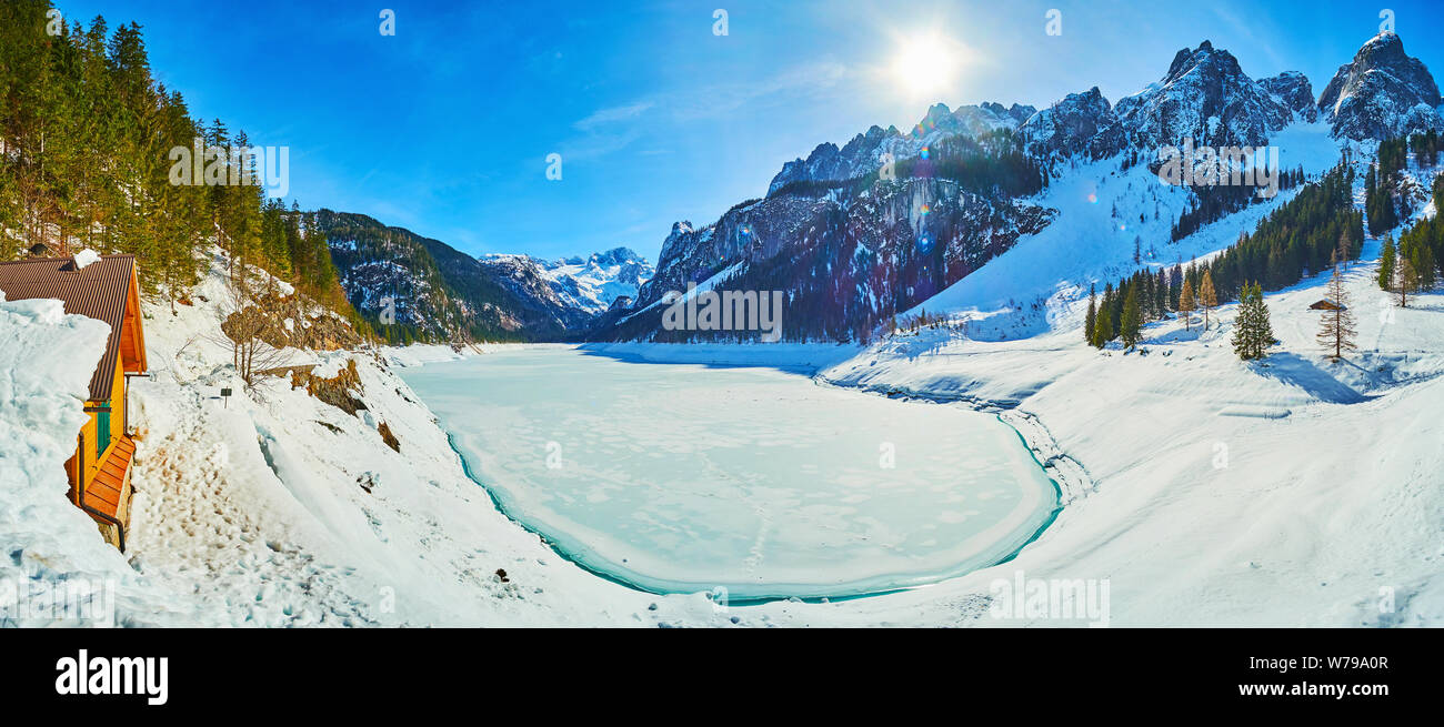 Panorama der gefrorenen Gosausee mit flauschigen snowy Banken und Alpen, Dachstein West, Salzkammergut, Österreich. Stockfoto