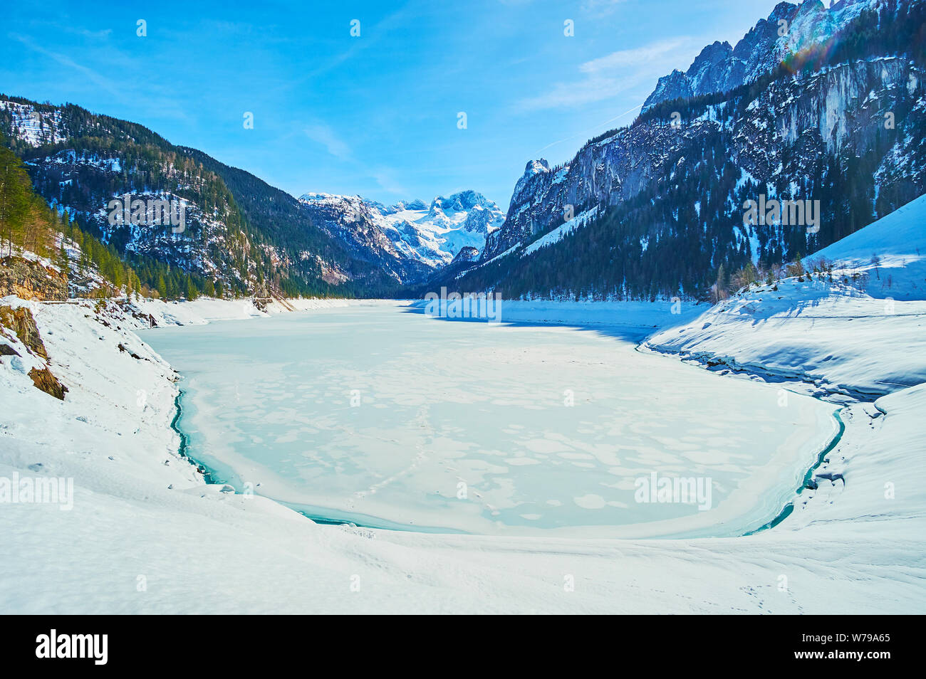 Die malerische reines Weiß verschneite Bank von Highland Gosausee, bedeckt mit Eis und zu den Alpen, Dachstein West Gosau, Österreich ausgeblendet Stockfoto
