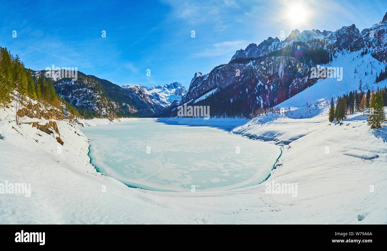 Fantastische Bergwelt rund um den zugefrorenen Gosausee - der perfekte Ort für den Tag Spaziergänge auf sonnigen Winterwetter, Gosau, Salzkammergut, Österreich Stockfoto
