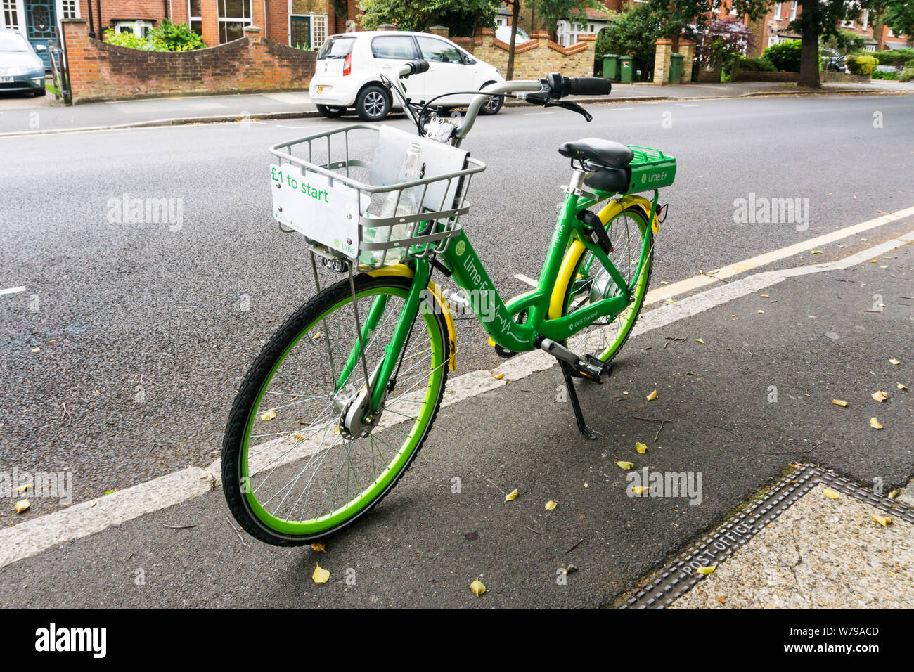 Ein Kalk - E-bike in einem Vorort Straße geparkt. Stockfoto