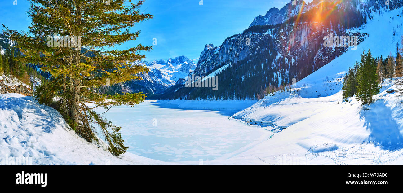 Die weißen gefrorenen Hochland Gosausee, von Rocky alpine Skipisten und scharfen Spitzen der Skiregion Dachstein West, Gosau, Salzkammergut umgeben, EIN Stockfoto