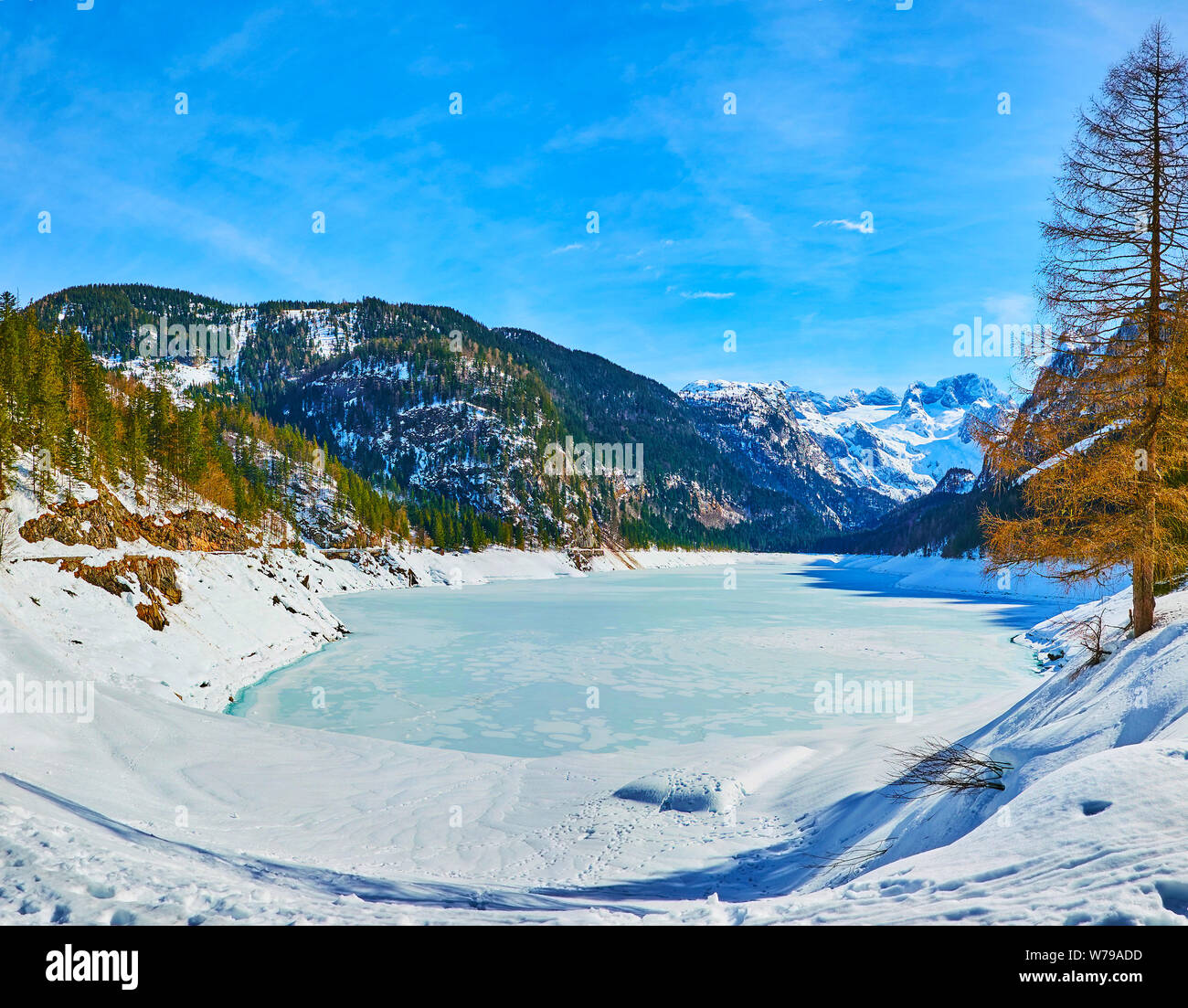 Die verschneite Tal von Highland Gosausee, mit Blue Ice, Gosau, Österreich abgedeckt Stockfoto