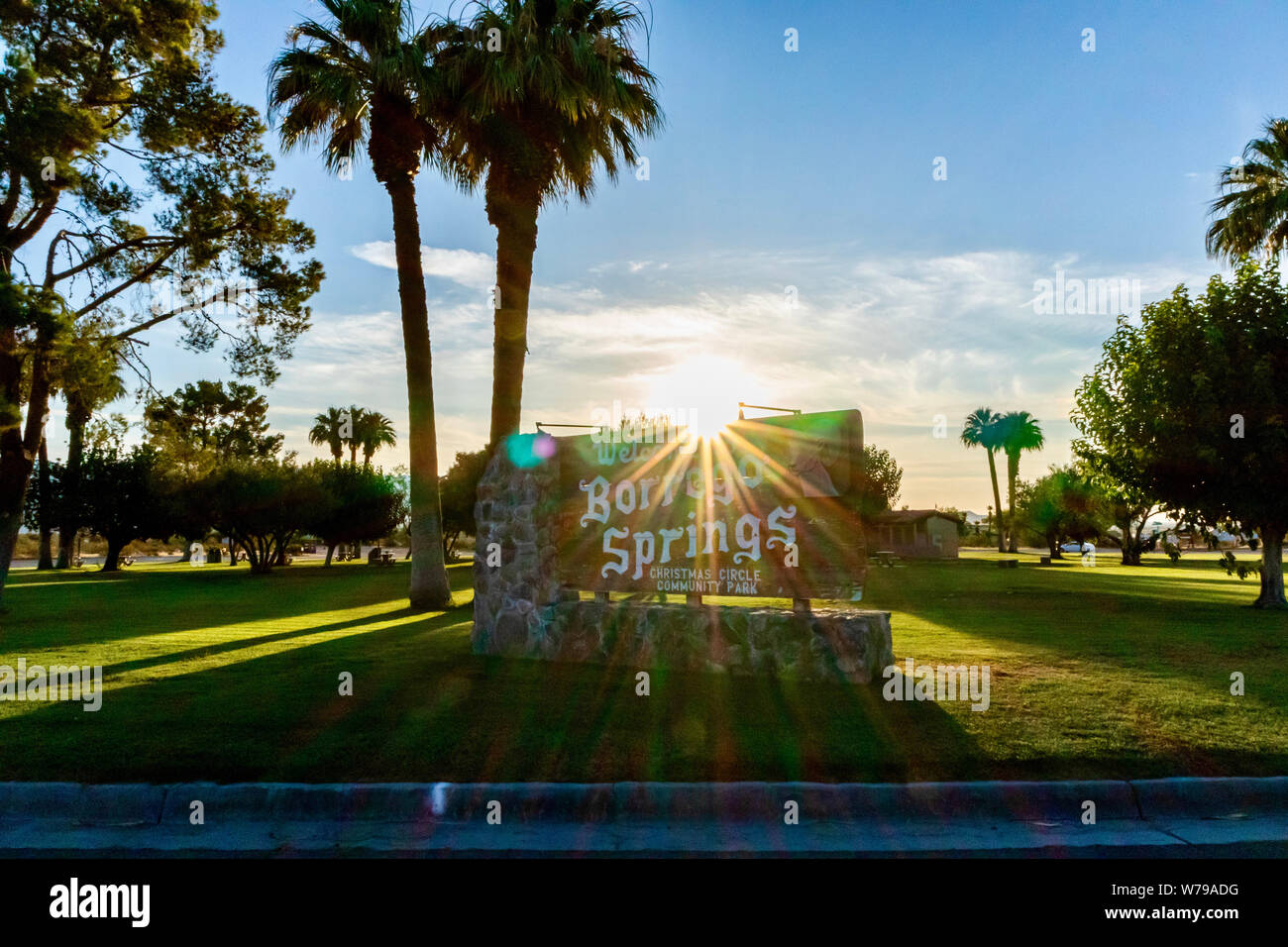 Borrego Springs Willkommen Anmelden bei Sonnenaufgang mit Sonnenstrahlen Stockfoto
