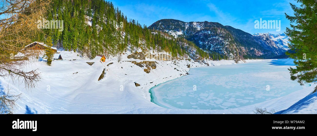 Genießen Sie idyllische Winter Natur des Salzkammergutes, Wandern rund um gefrorene Gosausee, umgeben von weißen verschneiten Banken Alpen, Dachstein, Gosau, Österreich Stockfoto