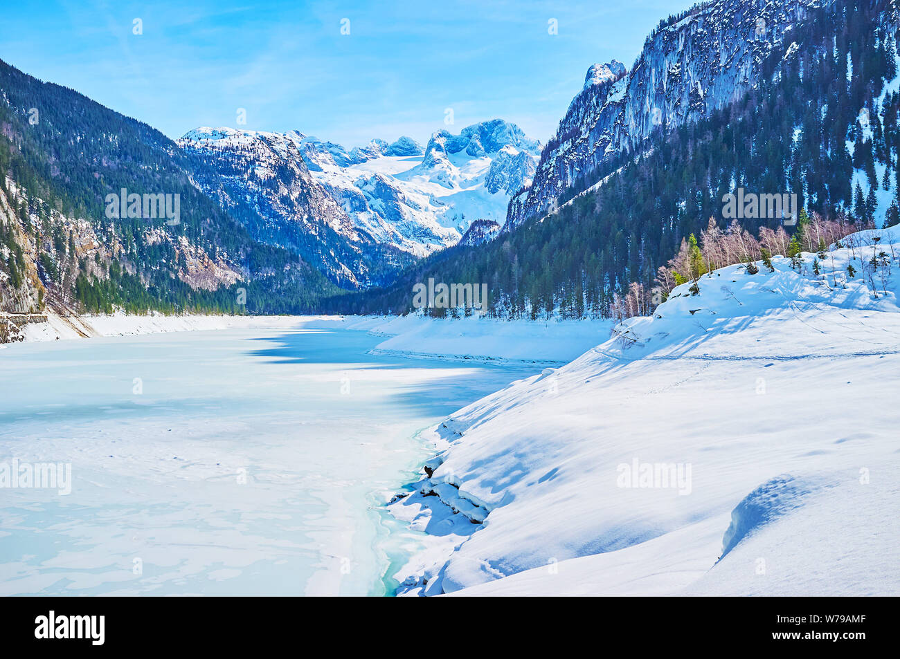 Erkunden Sie die malerischen Highland Valley in Dachstein Alpen mit tiefe Schneeverwehungen und gefrorenen Gosausee, Gosau, Österreich Stockfoto
