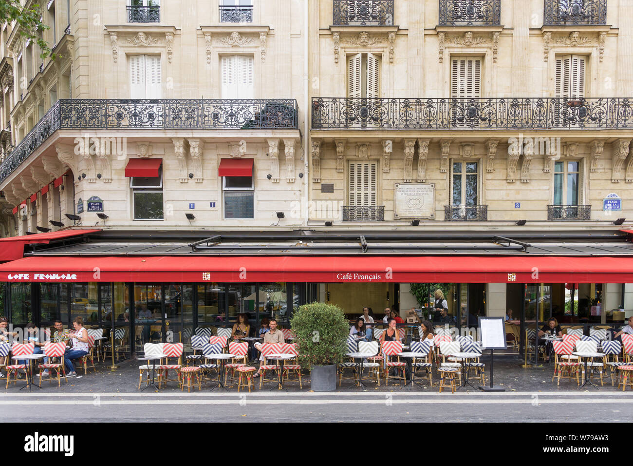 Paris Café Français - Äußere des Café Français restaurant am Place de la Bastille im 4. arrondissement von Paris, Frankreich, Europa. Stockfoto