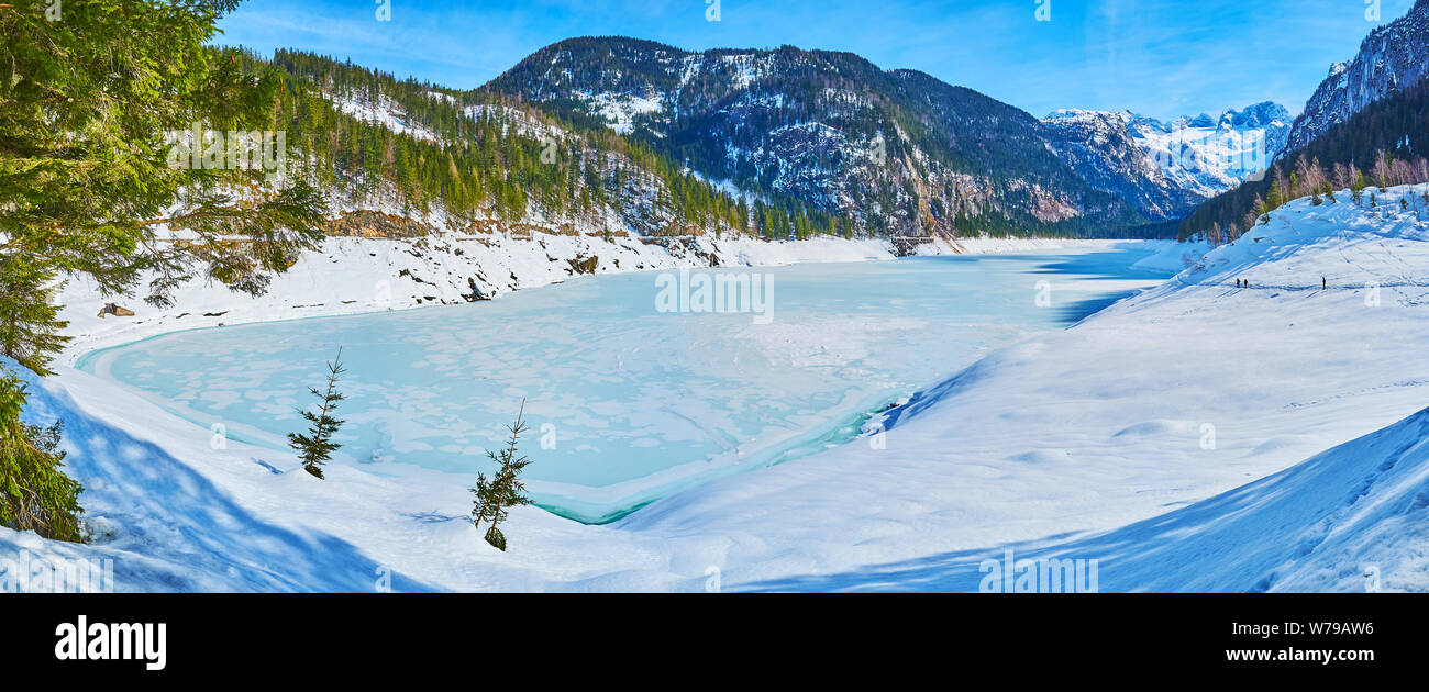 Panorama der verschneite Tal der Gosausee mit weißen flauschigen Banken, grüne Fichten, steilen Hänge der Dachstein Alpen und strahlend blauen Himmel, Gosau, EIN Stockfoto