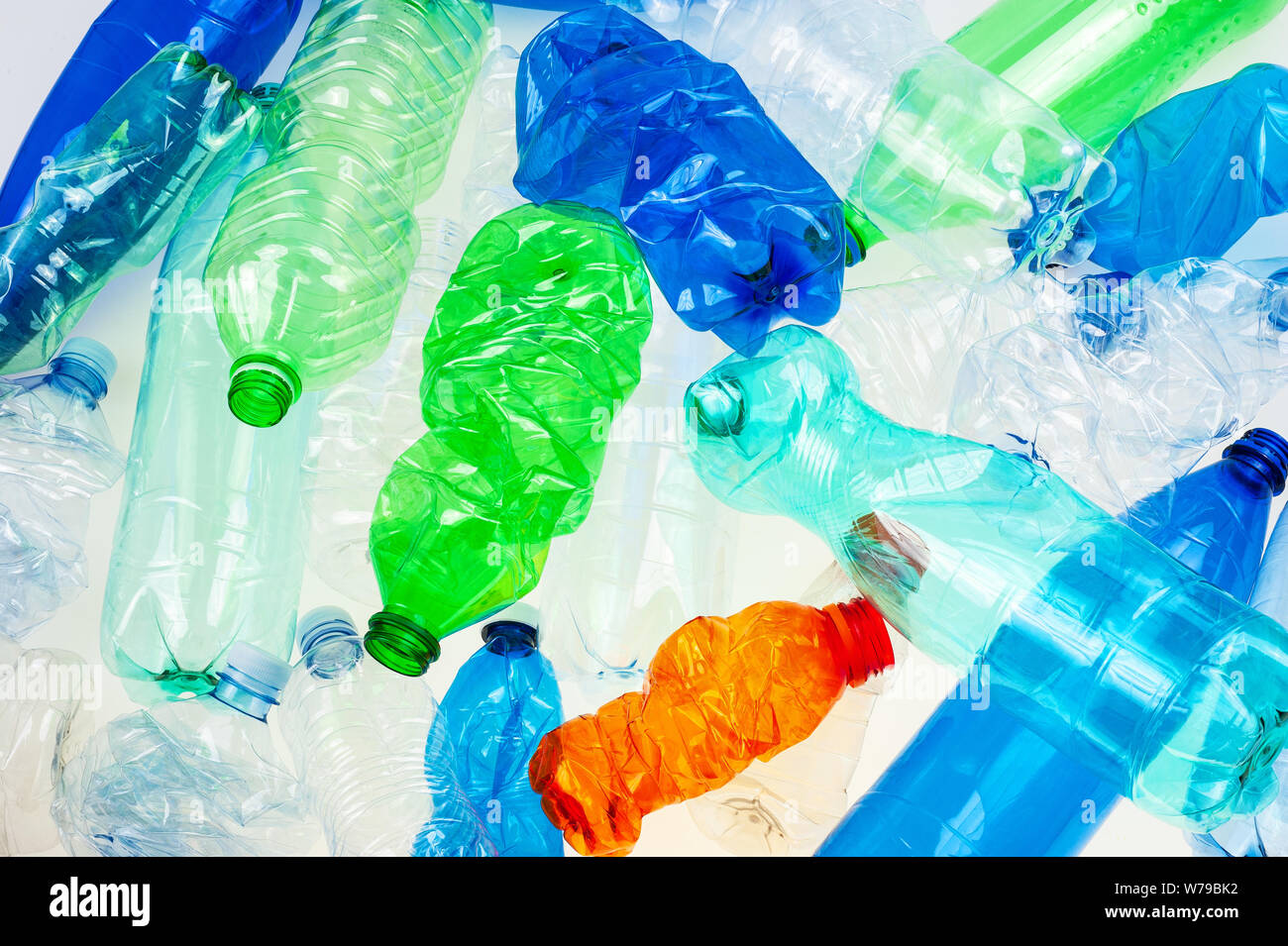 Zermatschte bunten Plastikflaschen Hintergrund Stockfoto
