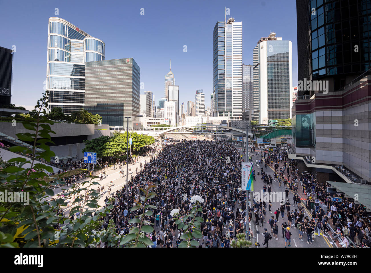 Massen von Demonstranten während des Streiks. Die Unruhen in Hongkong fort, als die Demonstranten die Asienkrise Nabe nach unten mit einem Generalstreik am Montag nach einer 9. gerade Wochenende von anti Proteste verschoben. Der Generalstreik hat bewirkt, dass die öffentlichen Verkehrsmittel bietet nur eingeschränkte Services aufgrund von Personalmangel. Hunderte Flüge fliegen in und aus dem Internationalen Flughafen Hong Kong alle abgesagt worden als Zahlen der Flugsicherung Personal war in den Streik. Stockfoto