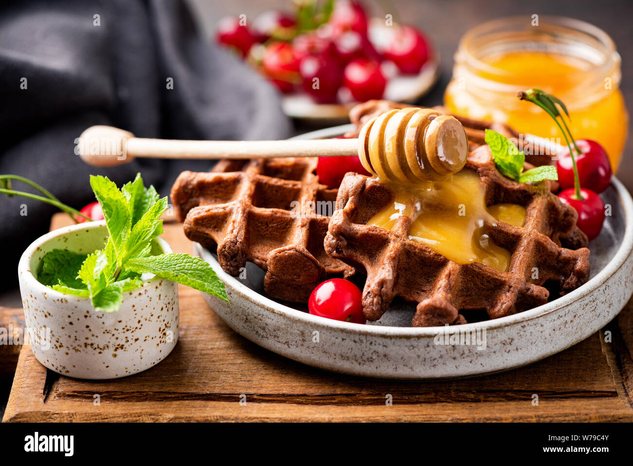 Leckere Belgische Waffeln mit Honig und Beeren an der Platte. Gesundes Vollkornbrot Waffeln Als süßes Frühstück oder Dessert Stockfoto