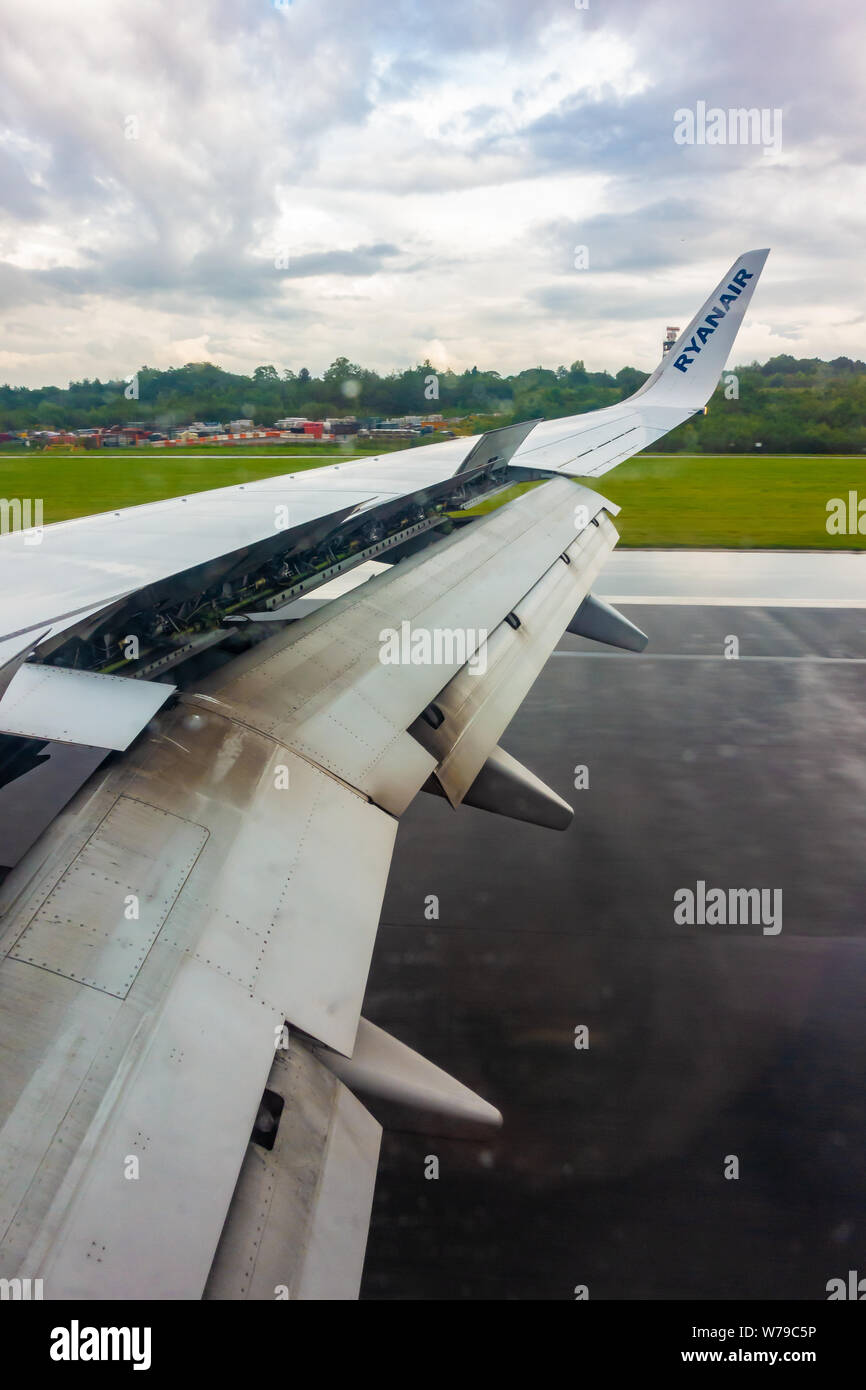 Wing Bremsklappen auf einer Ryanair Boeing 737 - 800 Landung im Regen auf dem Manchester Flughafen Landebahn öffnen Stockfoto