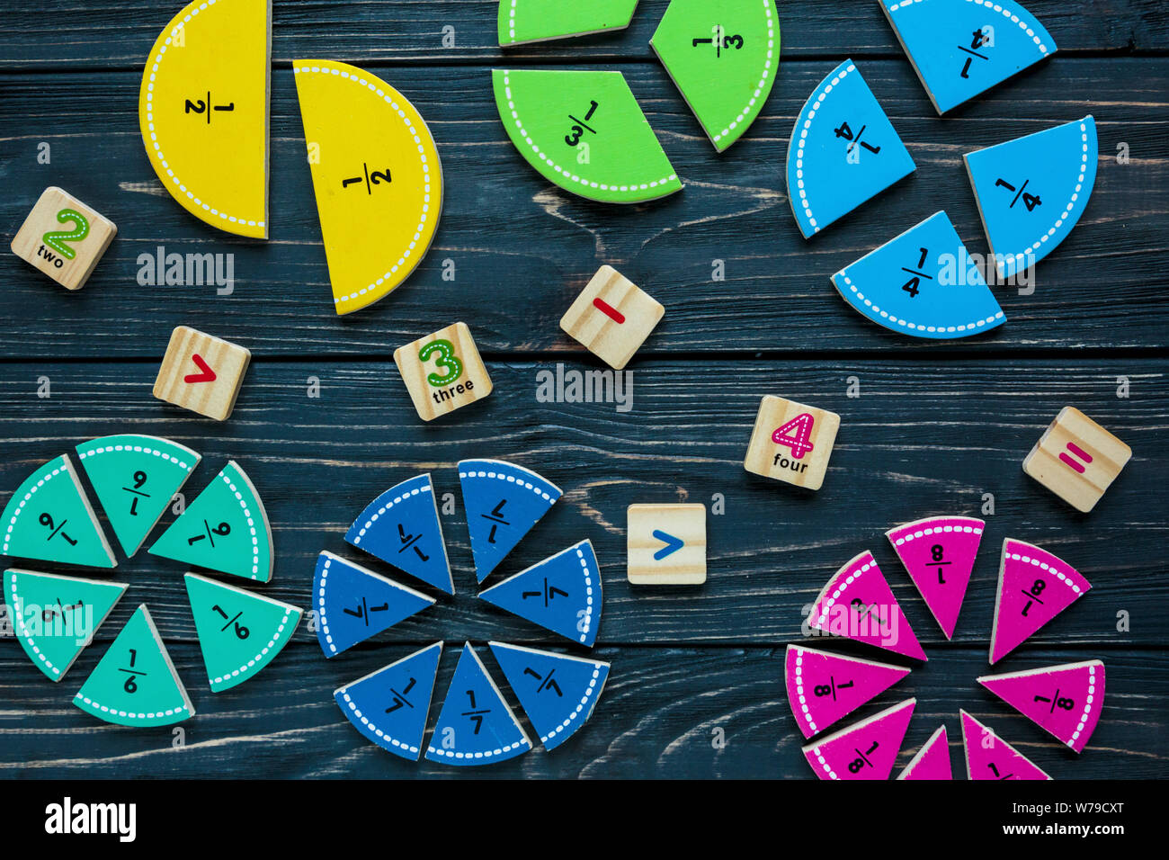 Kreative Сolorful mathe Fraktionen auf dunklem Hintergrund. Interessant lustig Mathe für Kids. Bildung, zurück in die Schule. Geometrie und Mathematik mate Stockfoto