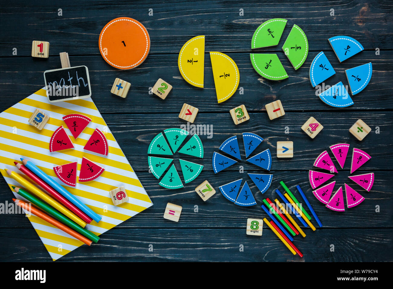 Kreative Сolorful mathe Fraktionen auf dunklem Hintergrund. Interessant lustig Mathe für Kids. Bildung, zurück in die Schule. Geometrie und Mathematik mate Stockfoto