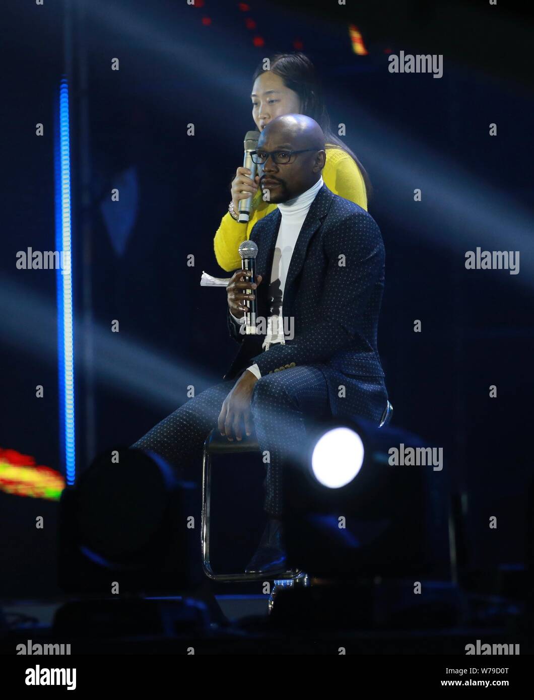 Pensionierten Amerikanischen boxer Floyd Mayweather Jr. besucht einen Fan Meeting während seiner ersten Reise nach China in Peking, China, 28. November 2017. Stockfoto