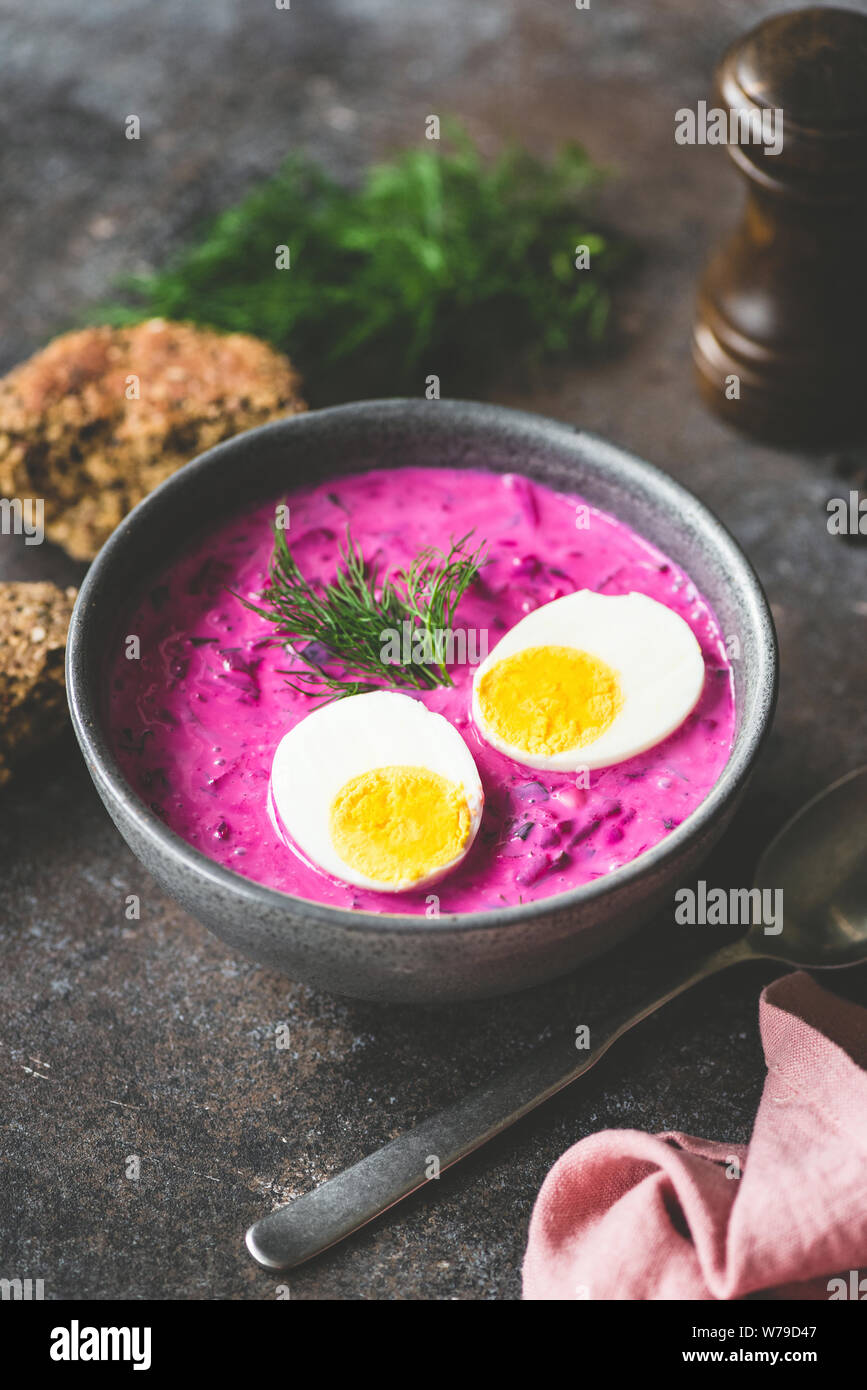 Kalte Rote-Bete-Suppe mit gekochtem Ei in eine Schüssel geben. Selektiver Fokus, getönten Bild Stockfoto
