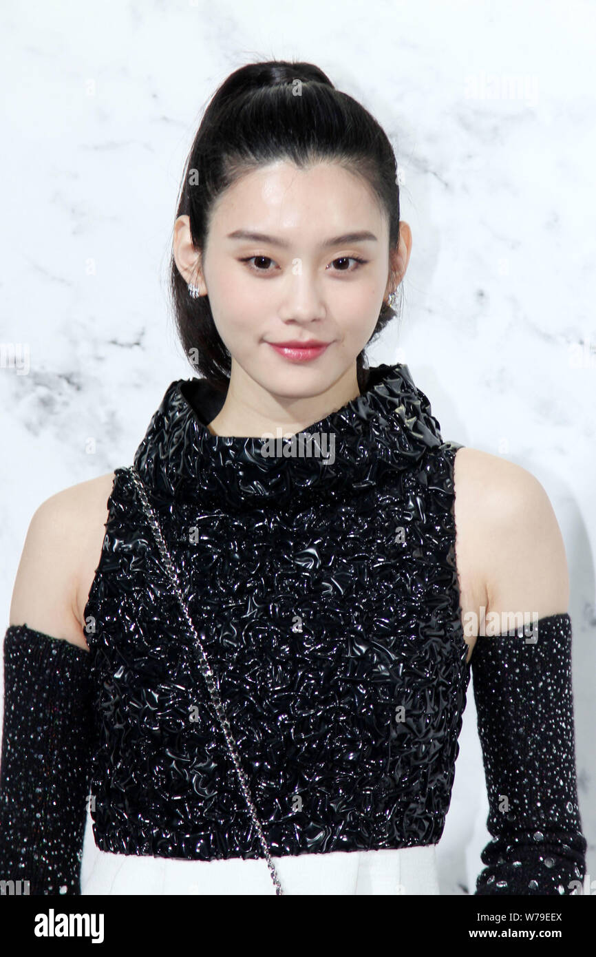 Chinesische Modell Xi Mengyao, besser als Ming Xi bekannt, kommt für die Chanel Resort 2018 Sammlung zeigen in Chengdu City, im Südwesten Chinas Sichuan provi Stockfoto