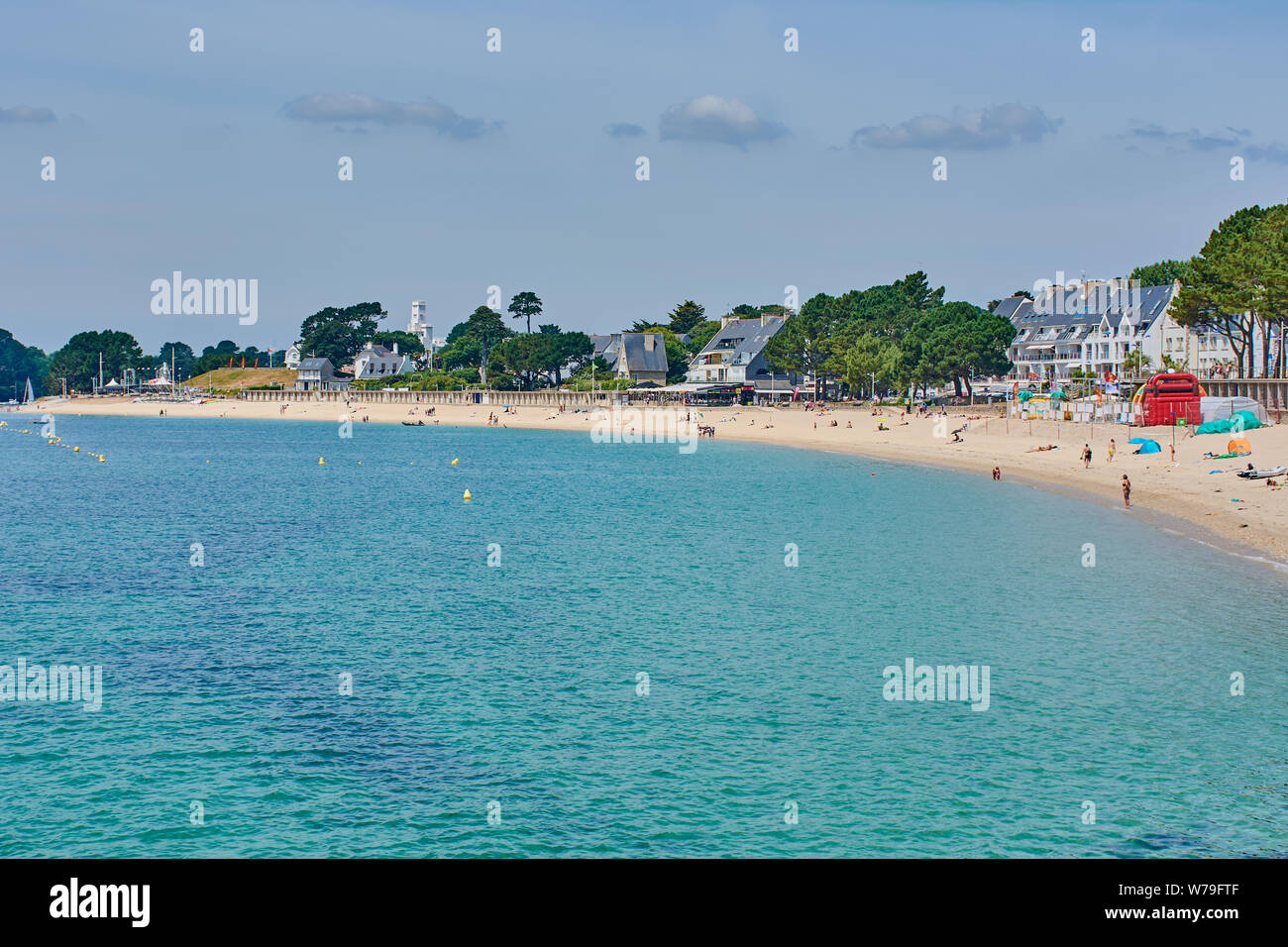 Bénodet, Bretagne, Frankreich - Juli 10, 2019: Strand mit Menschen an einem sonnigen Tag in Benodet, ein kleines touristisches Dorf in der Bretagne, Frankreich. Stockfoto