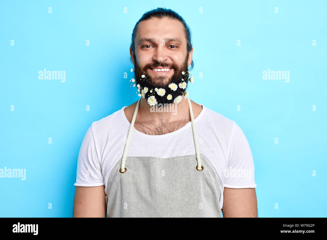 Hübscher junger Mann lachen, lächeln camera.professional talentierte Friseur hilft Ihnen stilvolle Bild erstellen. Glück, isolierte blauer Hintergrund Stockfoto